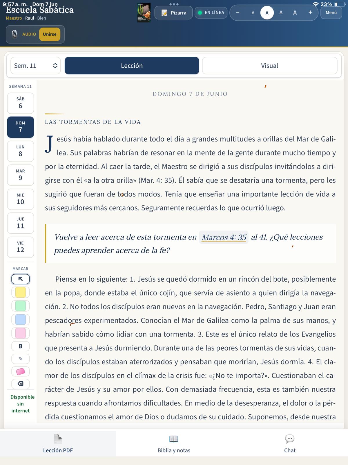 Lección del día en tablet o computadora con audio y herramientas de clase